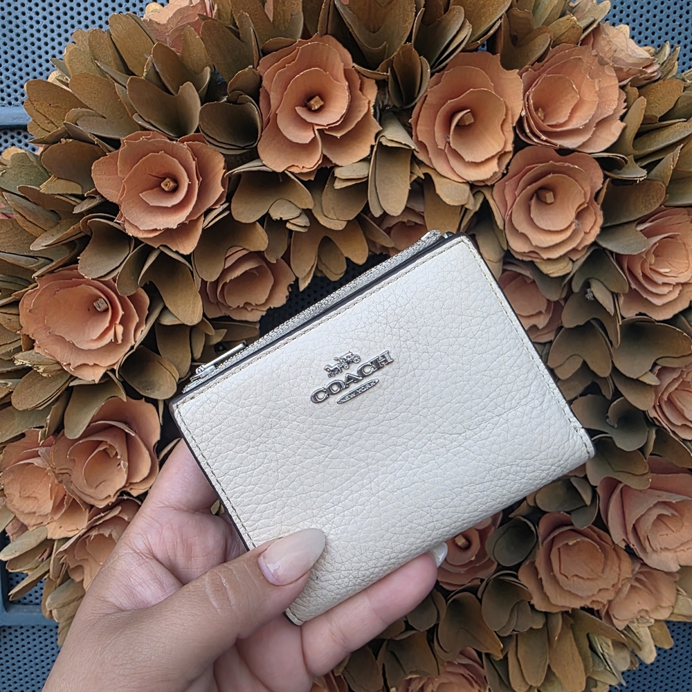 Coach Off-White Leather Women's Bifold Wallet